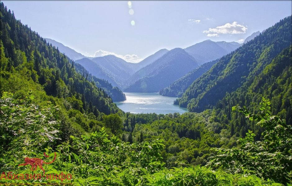 Абхазия в начале июня. Абхазия май Рицца. Озеро Рица. Озеро Рица май. Абхазия Рица в мае.